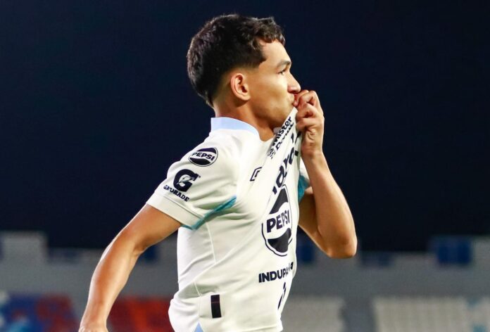 Diego Bigueur El juvenil Diego Bigueur besa el escudo luego de su primer gol con los 'Albos'. Foto cortesía: Alianza FC.