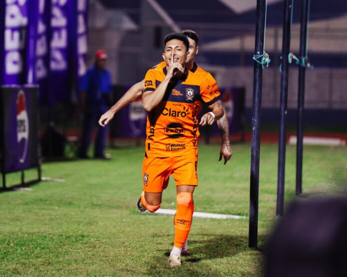 Dixon Rivas celebró los goles de su doblete con el gesto de hacer silencio. Foto cortesía: CD Águila.