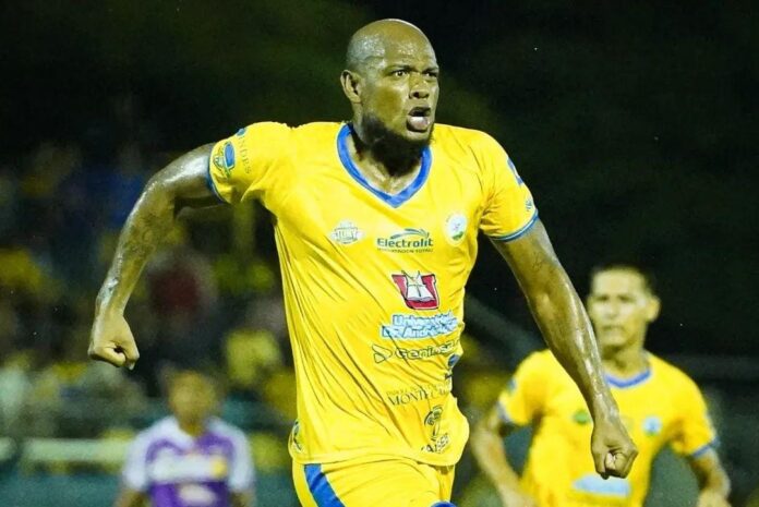 El colombiano Erik Correa está en un gran nivel, anotó por segundo partido al hilo. Foto cortesía: Municipal Limeño.