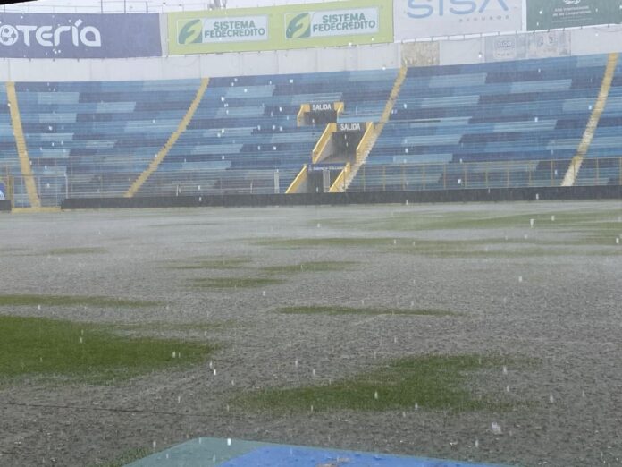 Estadio Cuscatlán La lluvia no permitió que se llevara a cabo el encuentro entre 'Franciscanos' y capitalinos. Foto cortesía: Will Vásquez/Radio YSKL.