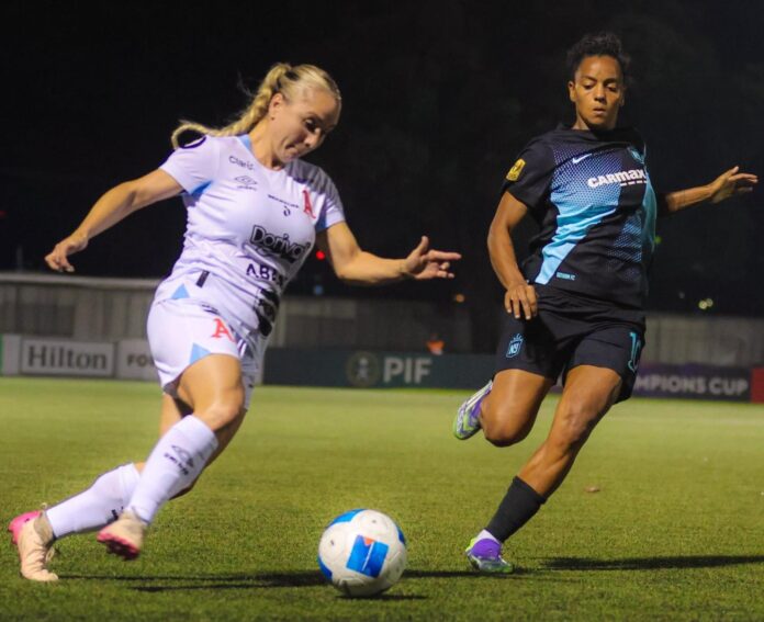 Geyse Ferreira, campeona de Champions League, disputa un balón con Ashley Webb, jugadora de Alianza Women. Foto cortesía: Alianza Women.
