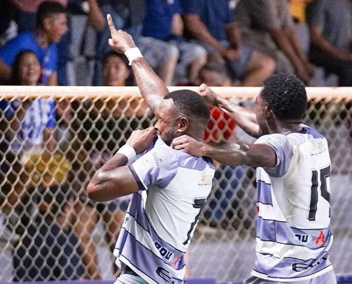 Jomal Williams y Jhonatan Urrutia celebrando una anotación en la última victoria de los "Caleros", ante los "Toros" de Usulután. Foto cortesía: AD Isidro Metapán.