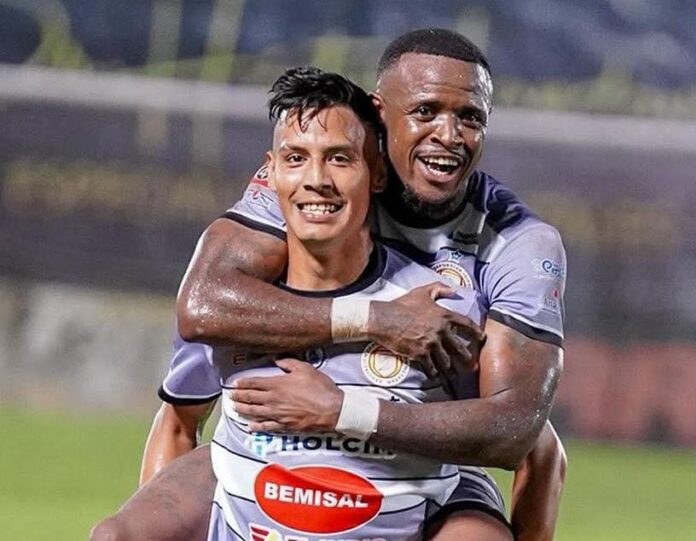 Jomal y Elvin Jomal Williams celebra con Elvin Alvarado, ambos anotaron para los 'Jaguares'. Foto cortesía: AD Isidro Metapán.