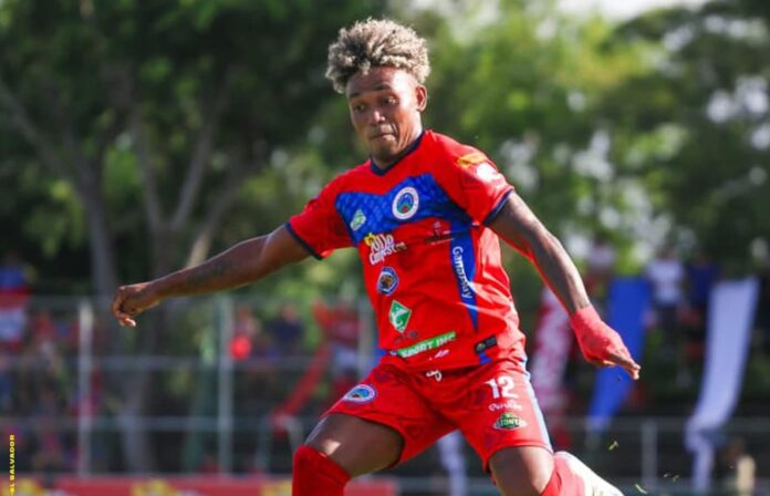 Jorge Lara El colombiano Jorge Lara entró al medio tiempo en lugar de Óscar Cerén; mejoró el juego del conjunto local. Foto cortesía: CD Cacahuatique