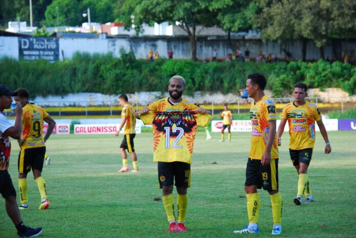 Landázuri Platense Víctor Landázuri le dedicó un gesto a su compañero Yahir Arboleda, que sufrió una fractura en el encuentro contra Fuerte San Francisco. Foto cortesía: CD Platense