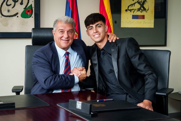 Marc Bernal Los “Azulgranas” anunciaron a través de sus plataformas digitales la extensión de contrato de su mediocampista, que debutó a inicios de la temporada anterior, bajo el mando de Hansi Flick; el pivote, que cumplió dieciocho años en mayo, será “Culé” hasta junio de 2029. Fue blindado por Joan Laporta; su cláusula de rescisión es de 500 millones de euros. Bernal debutó con el alemán en la jornada uno de LaLiga 24/25, ante el Valencia, en un partido que los catalanes ganaron 1-2 de visita. Fue titular en los primeros tres encuentros de esa campaña, hasta que se lesionó en el encuentro ante el Rayo Vallecano: sufrió una rotura del ligamento cruzado anterior de la rodilla izquierda y una lesión asociada al menisco externo, que lo dejó fuera toda la temporada. Su baja se dio el 27 de agosto de 2024 y volvió este año, el 14 de septiembre, ante el mismo rival contra el que debutó, el conjunto “Che”. Disputó nueve minutos en la goleada 0-6; sirvió la asistencia del sexto gol, anotado por Robert Lewandowski. El volante reapareció 383 días después. El futbolista nacido en el año 2007 llegó a la estructura del club en el año 2014, con únicamente seis años, fue ascendiendo desde el Prebenjamín hasta el primer equipo. En las inferiores coincidió con jugadores como Lamine Yamal y Pau Cubarsí, que ahora lo acompañan en la escuadra principal.