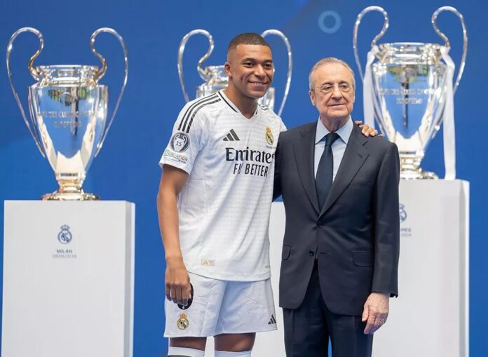 Kylian Mbappé con Florentino Pérez en su presentación como jugador del conjunto 'Merengue'. Foto cortesía: Real Madrid.