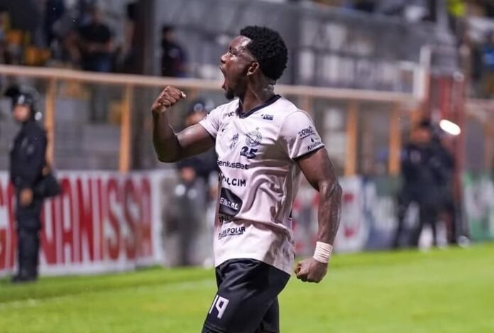 Metapán salió con un uniforme conmemorativo por su veinticinco aniversario. Foto cortesía: Isidro Metapán.