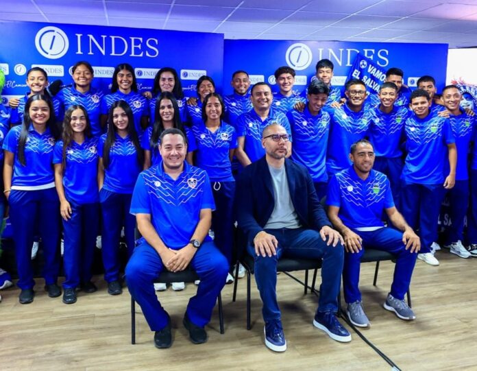 Mundial de Clubes Playa Los representantes varoniles y femeniles posan junto al presidente del INDES, Yamil Bukele. Foto cortesía: INDES.