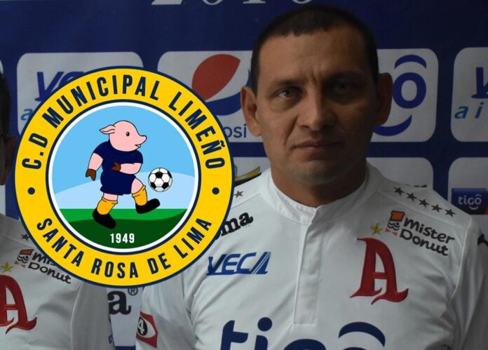Zarco Limeño El único técnico con un campeonato invicto vuelve al circuito de la Primera División. Foto cortesía: Alianza FC.