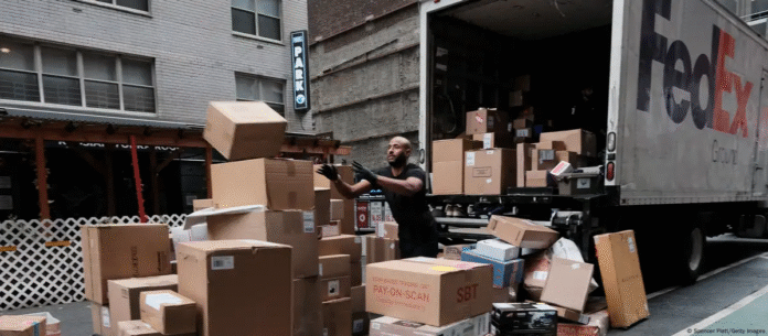 Trabajador de agencia de cargando un camión con paquetes. Imagen de referencia. Foto: Cortesía.