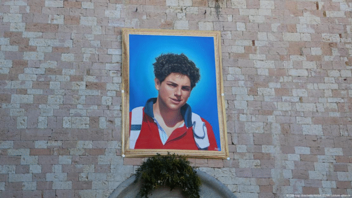 Retrato de Carlo Acutis en el Santuario de la Renuncia, en Asís, donde descansan sus restos. Foto: Cortesía. Miles de peregrinos acudieron a la tumba de Carlo Acutis para celebrar su canonización. Foto: Cortesía.