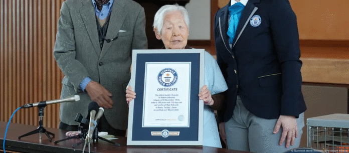 Shitsui Hakoishi fue celebrada en marzo de 2025 como la peluquera en activo más antigua del mundo, con 108 años. Imagen de referencia. Foto: Cortesía.
