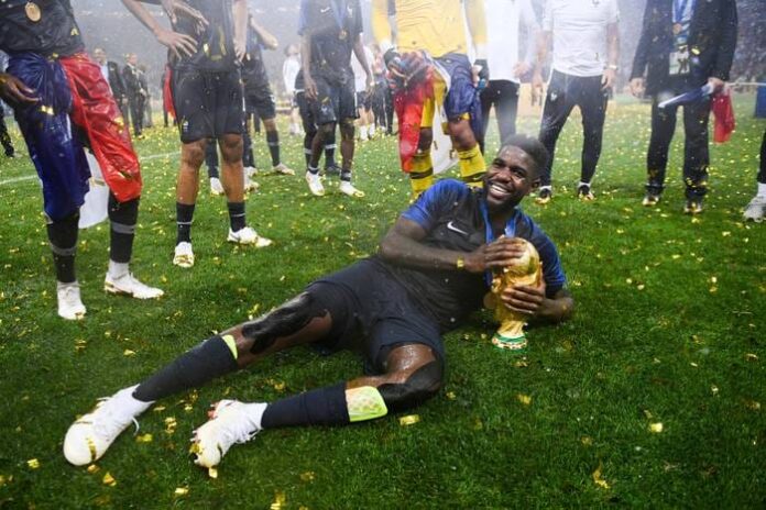 Umtiti con el trofeo de campeón del mundo, en el torneo celebrado en Rusia, en 2018. Foto cortesía: Federación Francesa de Fútbol.