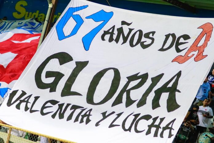 La afición aliancista alzó pancartas ayer ante Metapán para conmemorar el aniversario "Paquidermo". Foto cortesía: Alianza FC.