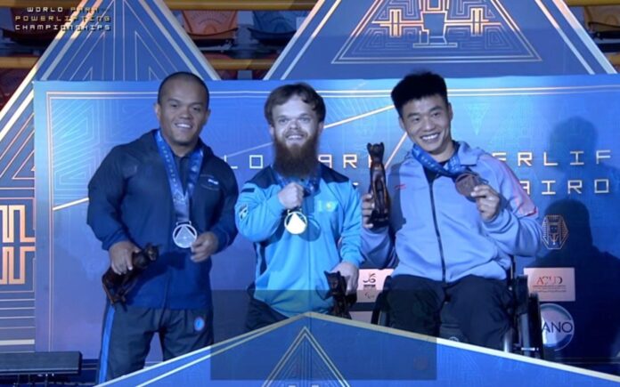 Aceituno El atleta con acondroplasia compartió podio con David Degtyarev y Yang Jinglang. Foto cortesía: INDES.