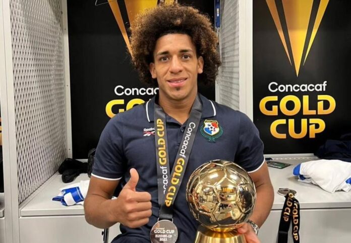 Carrasquilla con el MVP de la Copa Oro. Foto cortesía: instagram de Adalberto Carrasquilla.