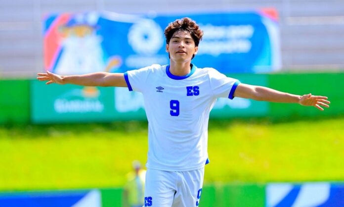 Carlos Garay Carlos Garay, juvenil del equipo 'Emplumado' de San Miguel, metió su equipo a la siguiente ronda. Foto cortesía: INDES.