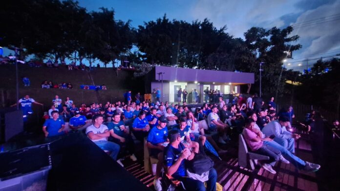 Los aficionados reunidos en el Cine al Aire Libre sobre el bulevar Monseñor Romero, en el juego de El Salvador ante Surinam. Foto cortesía: Ministerio de Obras Públicas.