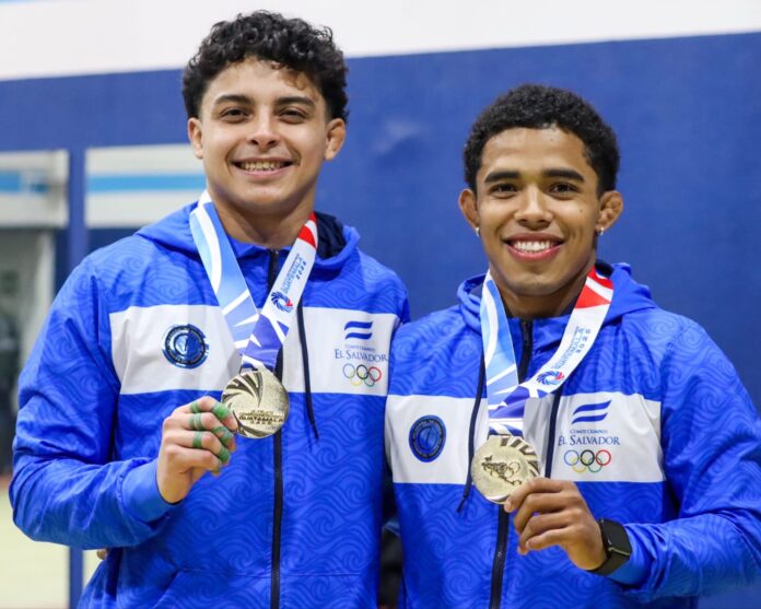 El 38.9 % de las medallas se han obtenido en judo. Diego Cálix y Jairo Moreno muestran su medalla de oro en el arte marcial. Foto cortesía: Comité Olímpico de El Salvador.