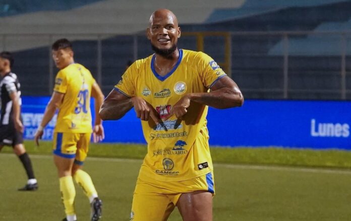 El colombiano Erik Correa es el segundo máximo goleador del torneo, empatado con Jomal Williams. Foto cortesía: Municipal Limeño.