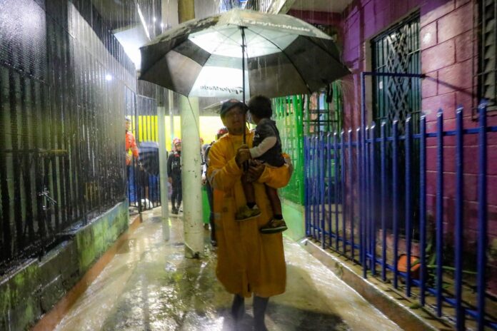 Evacuación de familias tras lluvias registradas en Comunidad Tutunichapa 1, San Salvador Centro, a inicios de octubre de 2025. Imagen de referencia. Foto: Cortesía. Evacuación de familias tras lluvias registradas en Comunidad Tutunichapa 1, San Salvador Centro, a inicios de octubre de 2025. Imagen de referencia. Foto: Cortesía.