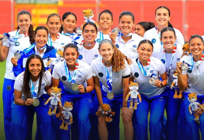 Femenina Plata La Selecta estará en los Juegos Centroamericanos y del Caribe de 2026, donde buscarán volver a llevarse una medalla como hicieron en San Salvador 2023. Foto cortesía: INDES.