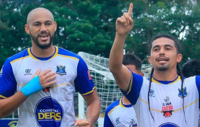 Mayen Mayen sigue marcando diferencias a sus treinta y seis años. Foto cortesía: Zacatecoluca FC.