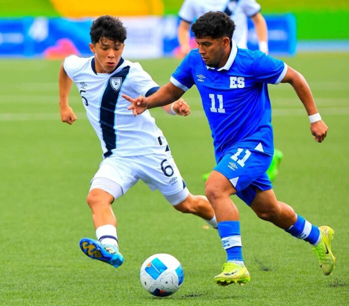 Nelson Díaz Nelson Díaz conduciendo el balón ante los guatemaltecos. Foto cortesía: INDES.