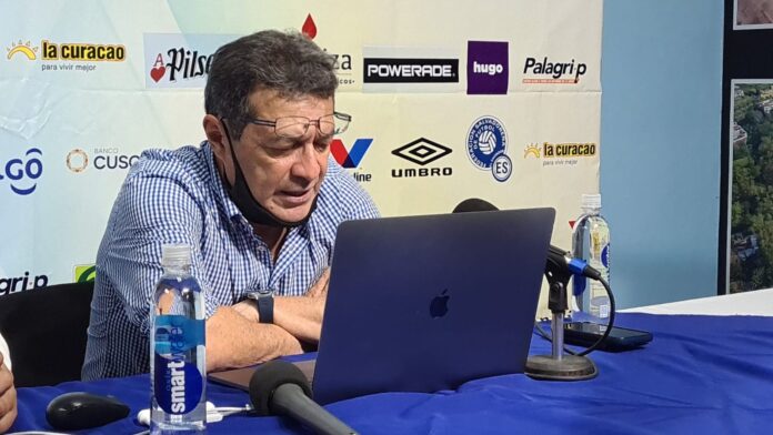 El exseleccionador se pasó por los micrófonos de La Poderosa. Foto cortesía: La Selecta.