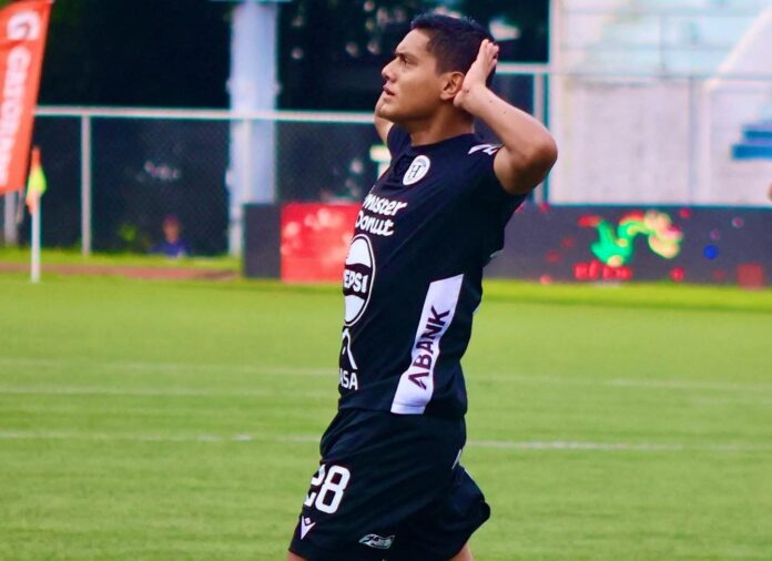 Posada 'Chule' Posada celebrando su cuarto gol del torneo. Foto cortesía: CD Hércules.