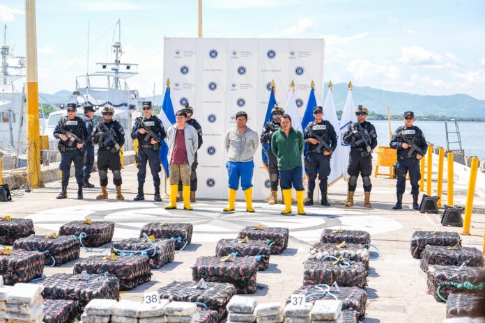 Presentan incautación de 1.7 toneladas de cocaína a 1,150 millas náuticas interceptadas en costas salvadoreñas