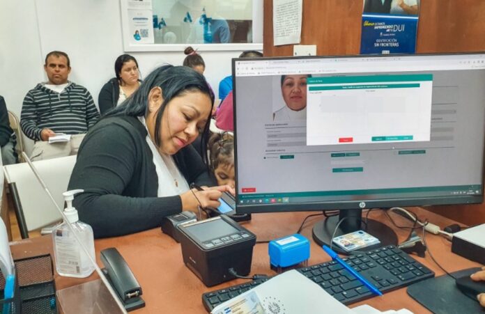 Salvadoreña radicada en el exterior realiza trámite para la emisión de su DUI, en Consulado General de El Salvador en Long Island, New York. Imagen de referencia. Foto: Cortesía.