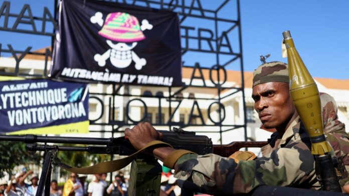 Un militar durante el golpe de Estado en Madagascar. | Siphiwe Sibeko (Reuters) Un militar durante el golpe de Estado en Madagascar. | Siphiwe Sibeko (Reuters)