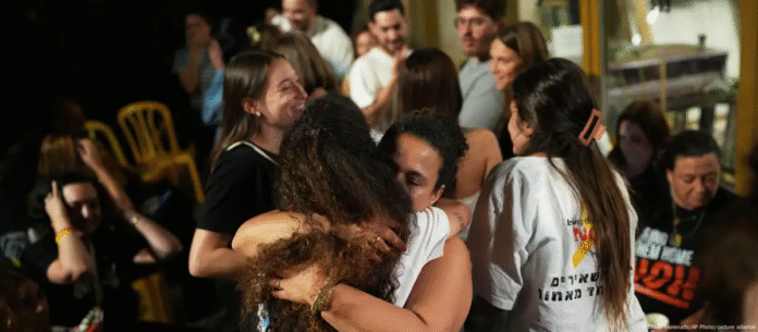 Familiares de los rehenes israelíes celebran el anuncio de que Israel y Hamás han acordado la primera fase de un plan de paz. Imagen de referencia. Foto: Cortesía.