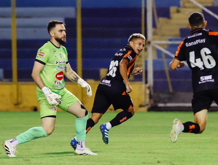Eduardo Cruz y Joel Turcios dieron vuelta al resultado desde la banca. Foto cortesía: CD Águila.
