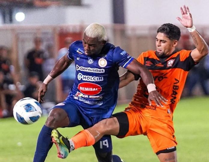 El 'Ave Majestuosa' fue superior a los 'Jaguares'. Foto cortesía: Isidro Metapán.