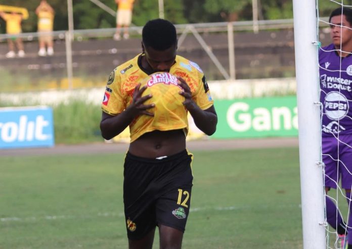 Arboleda La celebración de Yahir Arboleda luego de convertir desde los once pasos. Foto cortesía: CD Platense.