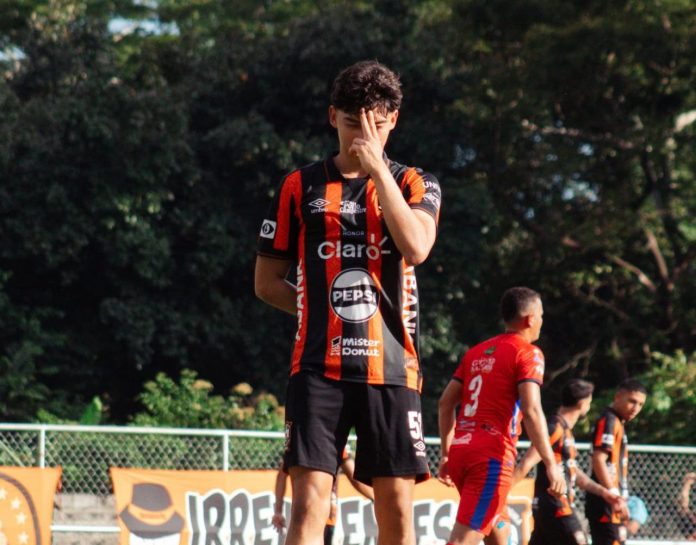 'Cané' como es conocido Carlos Garay, guió al equipo con más títulos de San Miguel a la victoria. Foto cortesía: CD Águila.