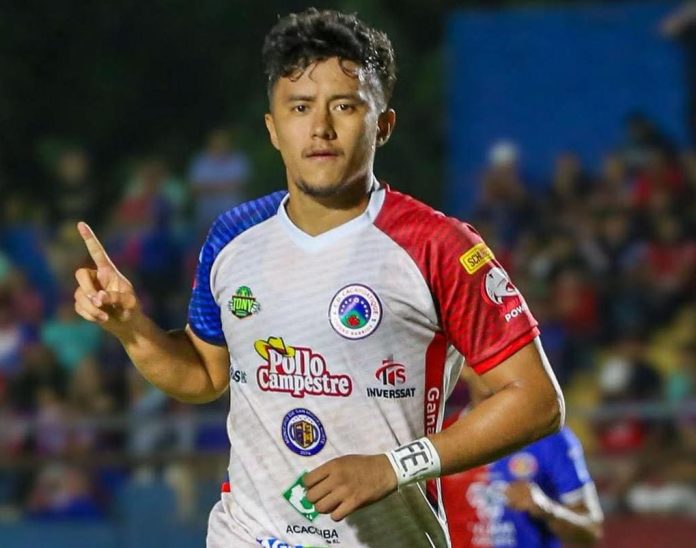 Carlos Argueta Argueta se llevó el título individual a pesar de anotar solo tres goles en la segunda vuelta. Foto cortesía: CD Cacahuatique.