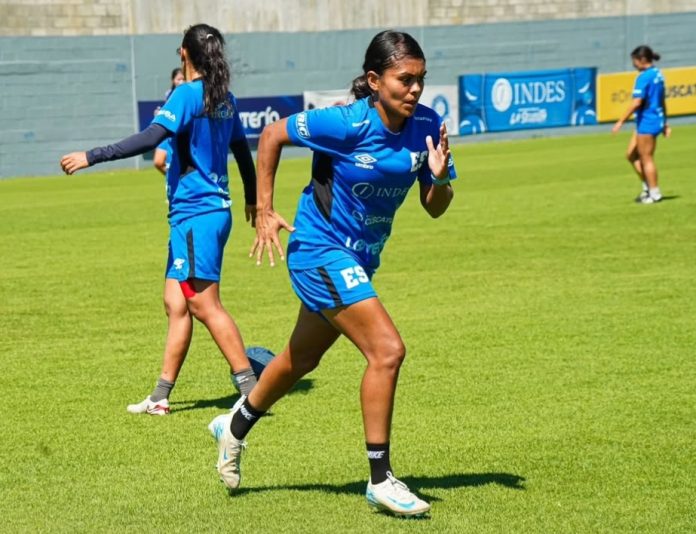 Brenda Cerén es duda en el juego contra Honduras, debido a molestias causadas por una pubalgia. Foto cortesía: La Selecta.