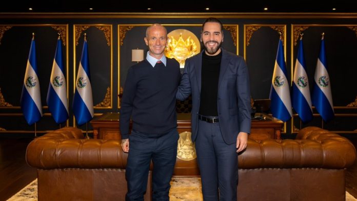 El Salvador desarrollará programa nacional de protección de perros callejeros junto al activista Niall Harbison.