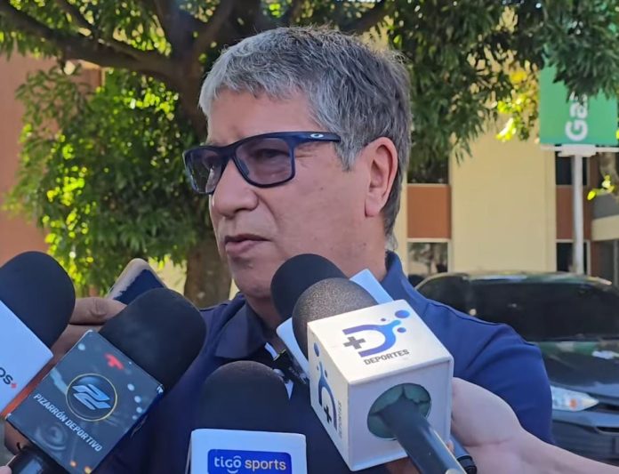 Gómez Panamá Gómez habló ante los medios luego de que Yamil Bukele confirmara que seguirá a cargo de la selección. Foto cortesía: FESFUT.