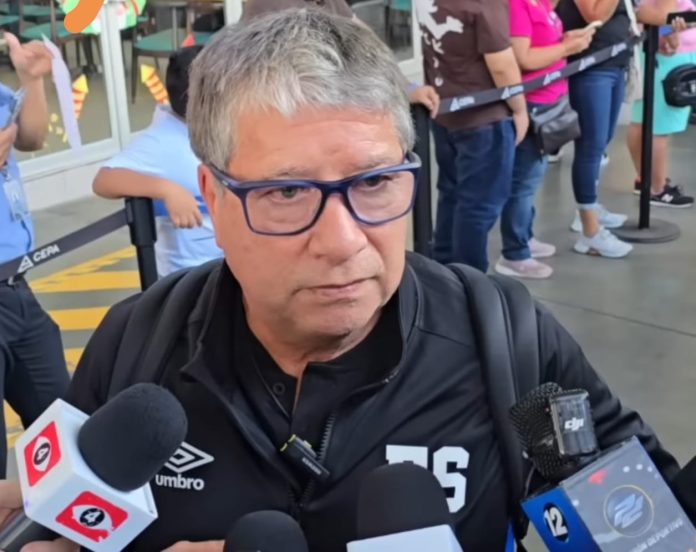 'Bolillo' habló frente a los medios de comunicación en su llegada al país. Foto cortesía: FESFUT.