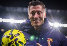 El Barcelona ganó con triplete de Lewandowski y se acercó al Real Madrid Robert Lewandowski junto al balón qué se llevó por anotar el triplete. Foto cortesía: FC Barcelona.