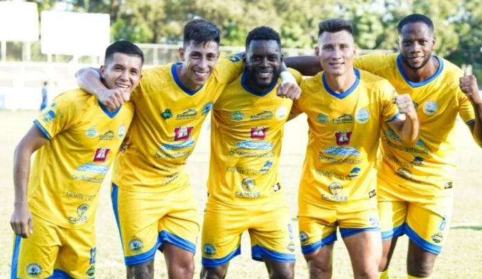 Clayvin Zúñiga le dio tres puntos a Limeño. Foto cortesía: Municipal Limeño.