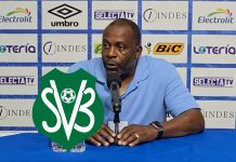 Stanley Menzo, técnico de Surinam que goleó a El Salvador, deja su cargo Stanley Menzo, en una de sus conferencias de prensa en El Salvador. Foto cortesía: FESFUT.