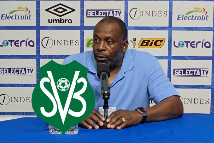 Stanley Menzo, en una de sus conferencias de prensa en El Salvador. Foto cortesía: FESFUT.