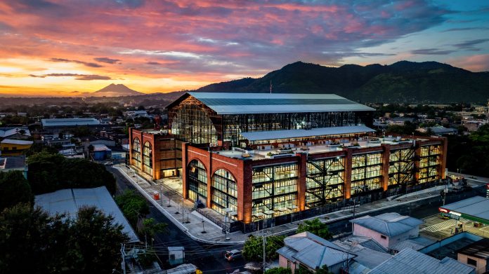 El Mercado San Miguelito cuenta con cuatro niveles, más de 1,000 locales y una inversión de $34 millones, tras ser reconstruido desde cero luego del incendio de 2021.