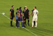 El Barça del ‘Mágico’ se llevó el Clásico de Leyendas ante el Real Madrid Puyol y 'Guti' previo al inicio del juego. Foto cortesía: Rubén Jovel/YSKL.